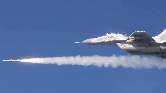 北 미그機에서 발사되는 신형 공대공 미사일 - 북한이 미그-29 전투기가 신형 공대공 미사일을 발사하는 모습을 관영 매체를 통해 17일 처음으로 공개했다. /조선중앙통신 연합뉴스