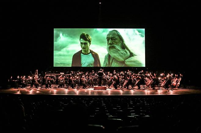 지난 16일 세종문화회관에서 영화 ‘해리 포터와 혼혈 왕자’를 상영하면서 성남시향(지휘 시흥 영)이 음악을 연주하는 영화 음악 콘서트가 열렸다./세종문화회관