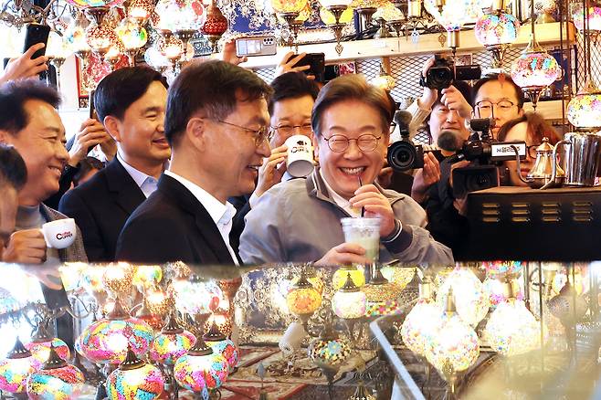 더불어민주당 이재명 대선 후보가 지난 3일 강원도 강릉 안목해변 커피 거리를 찾아 음료를 마시며 대화하고 있다/연합뉴스