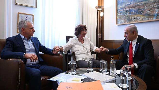 이스라엘 역사상 최고의 스파이로 손꼽히는 남편 엘리 코헨의 처형 60년이 지난 18일 아내 나디아 코헨이 네타냐후 이스라엘 총리(오른쪽)와 바르네아 모사드 국장의 위로를 받고 있다./이스라엘 정부