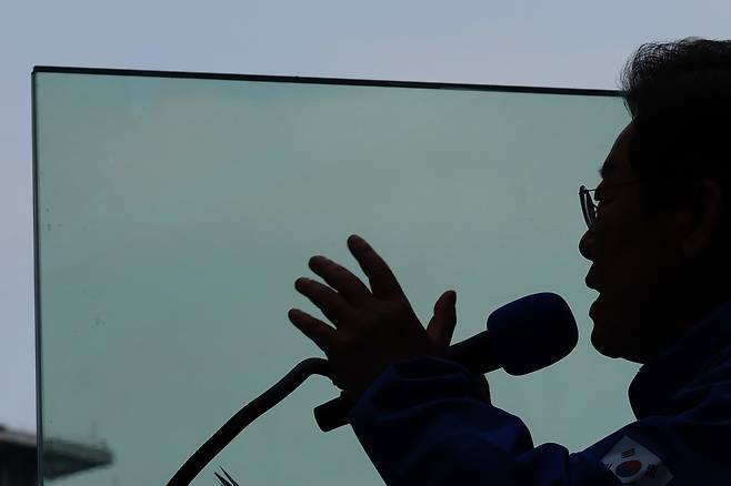 이재명 더불어민주당 대선 후보가 19일 서울 용산구 용산역 광장에서 열린 집중유세에서 방탄유리가 설치된 유세차 위에서 지지자들에게 인사하고 있다./뉴시스