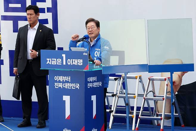 이재명 더불어민주당 대선 후보가 19일 서울 용산역 앞에서 선거유세를 하고 있다. 연단 좌우에 방탄유리가 설치 돼 있다. /남강호 기자