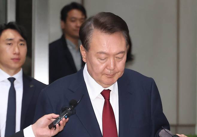 윤석열 전 대통령이 19일 서울 서초구 서울중앙지방법원에서 열린 내란 우두머리 혐의, 직권남용 권리행사방해 혐의 사건 4차 공판을 마친 후 법정을 나서고 있다. /연합뉴스