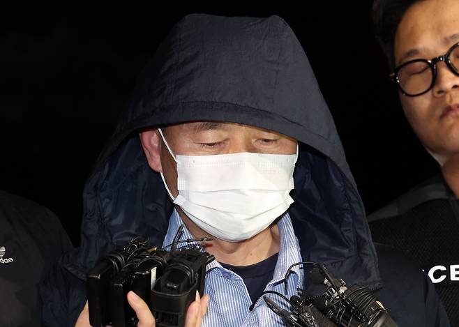 19일 오후 경기 시흥시 장곡동 시흥경찰서에서 '시흥 흉기 공격' 용의자 차철남이 취재진의 질문에 답하고 있다.이날 경기 시흥시 정왕동 일대에서 흉기 피습 사건 4건이 잇따라 발생해 2명이 사망한 것으로 확인됐다. /뉴스1