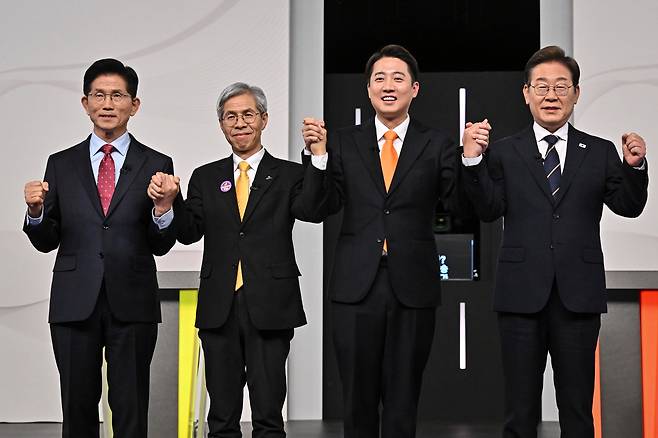 국민의힘 김문수(왼쪽부터), 민주노동당 권영국, 개혁신당 이준석, 더불어민주당 이재명 대통령 후보가 18일 서울 마포구 SBS프리즘타워에서 열린 중앙선거방송토론위원회 주관 제21대 대통령선거 후보자 토론회에서 선전을 다짐하고 있다./뉴스1