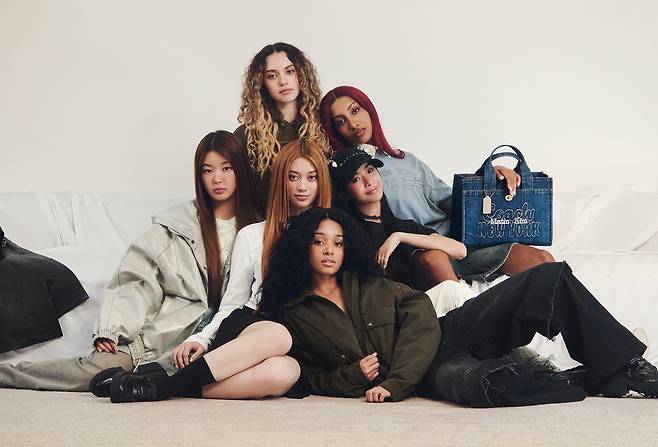 지난해 12월 미국 럭셔리 브랜드 코치와 협업해 출시한 한정판 컬력션. /하고하우스 제공