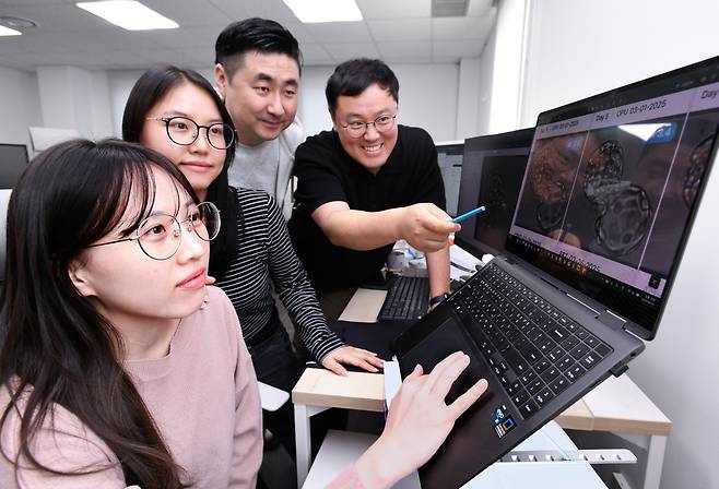 서울 강남구 카이헬스 사무실에서 직원들이 배아 선별 AI '비타엠브리오'를 보여주고 있다./조선비즈