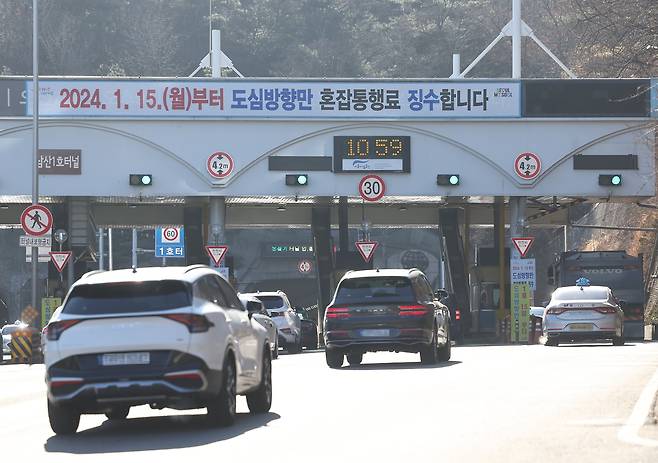 서울 남산 1호 터널로 차량들이 진입하고 있다. /연합뉴스
