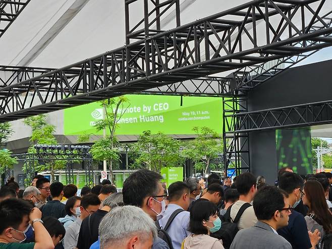 19일(현지시각) 아시아 최대 IT·컴퓨팅 전시회 '컴퓨텍스 2025' 젠슨 황 엔비디아 최고경영자(CEO) 기조연설장에 들어서기 위해 관중이 대기하고 있는 모습./타이베이=전병수 기자