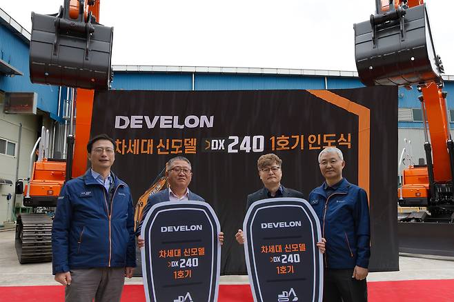 HD현대인프라코어는 차세대 신모델 굴착기를 처음으로 고객에게 인도했다. 오승현(맨 오른쪽) HD현대인프라코어 사장과 문재영(맨 왼쪽) HD현대인프라코어 건설기계 사업본부장이 참석했다. /HD현대인프라코어 제공