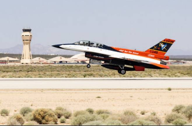 쉴드AI 는 F-16 전투기를 개조한 X-62 VISTA에 자사의 무인조종시스템인 Hivemind를 장착해 실제 비행에 성공했다. /록히드 마틴 제공