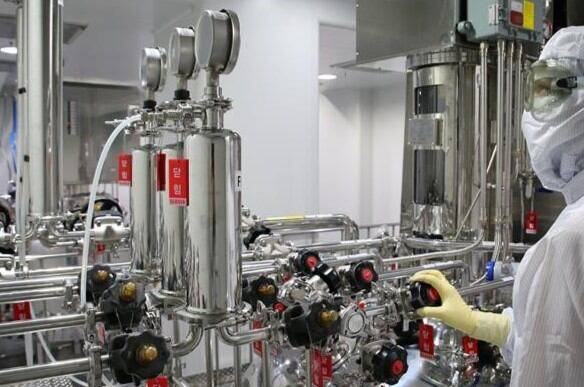 한미정밀화학 연구원이 고품질 원료의약품 생산을 위한 공정을 수행하고 있다. /한미정밀화학