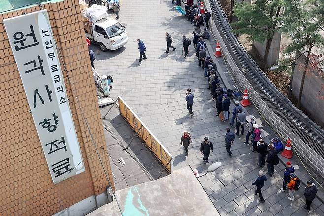 지난 3월 24일 서울 종로구 탑골공원 인근 무료급식소 앞에 어르신들이 길게 줄을 서 식사 차례를 기다리고 있다. /뉴스1