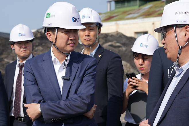 이준석 개혁신당 대선 후보가 19일 광주 북구에 위치한 복합 쇼핑몰 '더현대 광주' 예정 부지에 방문해 관계자의 설명을 듣고 있다. /개혁신당 제공