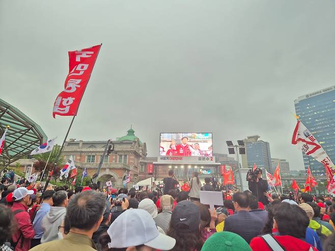 김문수 국민의힘 대선 후보 유세 현장을 지켜보는 유권자들/사진=박숙현기자