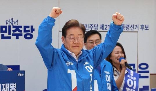 더불어민주당 이재명 대선 후보가 19일 서울 용산역광장에서 열린 집중유세에서 시민들을 향해 인사하고 있다. 연합뉴스