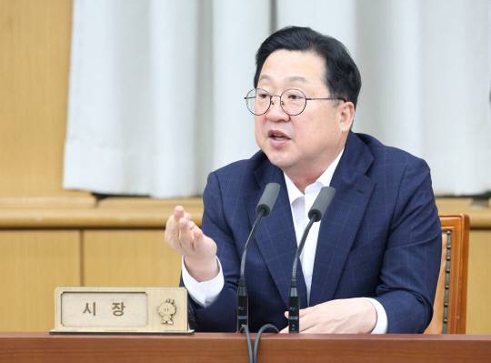 이장우 대전시장은 19일 주재한 주간업무회의에서 "출산·육아 휴직 시 직원들 간 갈등을 빚는 부서가 있다면 부서장에게 책임 묻겠다"고 경고했다. 대전시 제공