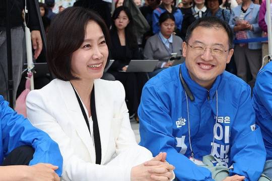 허은아(왼쪽) 전 개혁신당 대표와 국민의힘에서 탈당해 민주당에 입당한 김상욱 국회의원. 연합뉴스