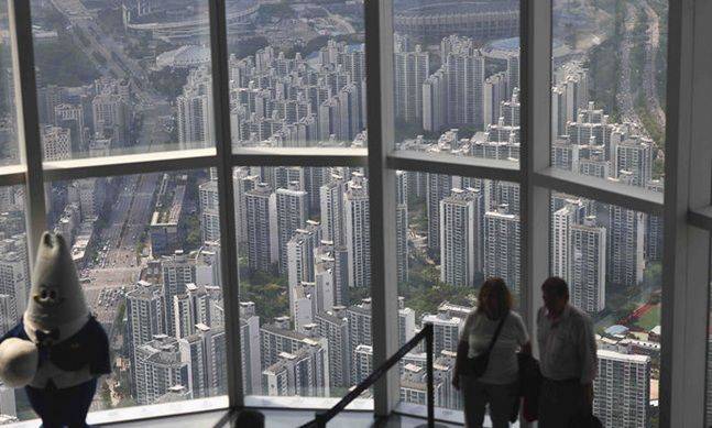 서울 송파구 롯데월드타워 스카이전망대에서 잠실 주변 아파트 단지가 보이고 있다. ⓒ 뉴시스