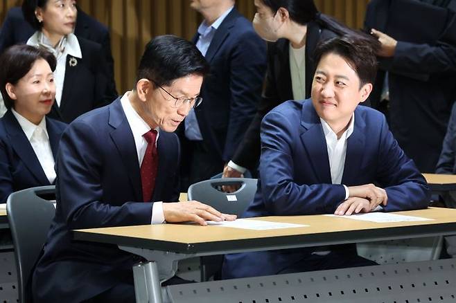 김문수 국민의힘 대선 후보와 이준석 개혁신당 후보가 19일 오전 서울시청에서 열린 약자와 동행하는 서울 토론회에 나란히 참석했다. ⓒ데일리안 방규현 기자