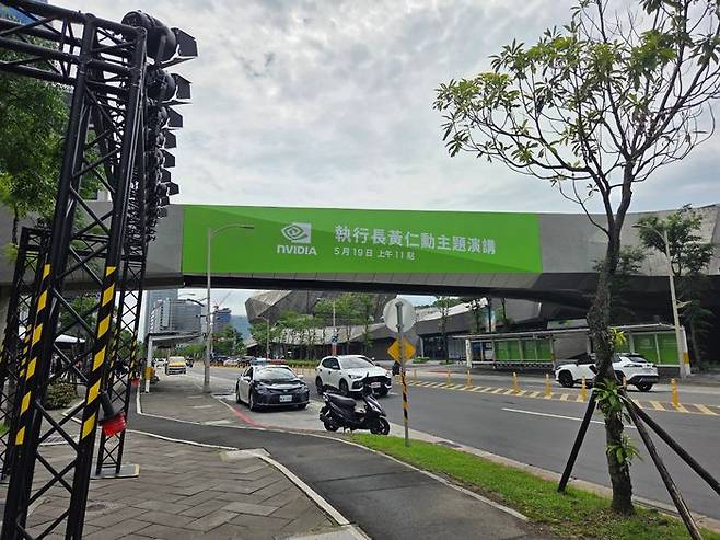 젠슨 황 엔비디아CEO가 19일(현지시간) 오전 11시, 대만 타이베이 음악당에서 컴퓨텍스 2025 관련 기조연설을 한다는 내용을 안내하는 현수막이 타이베이 시내에 붙어있다.ⓒ임채현 기자