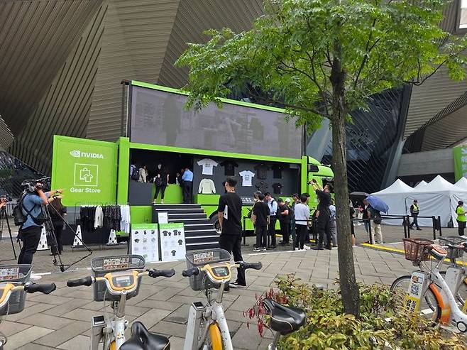 젠슨 황 엔비디아CEO가 19일(현지시간) 오전 11시, 대만 타이베이 음악당에서 컴퓨텍스 2025 관련 기조연설을 한다는 내용을 안내하는 광고판과 기념품 차량.ⓒ임채현 기자