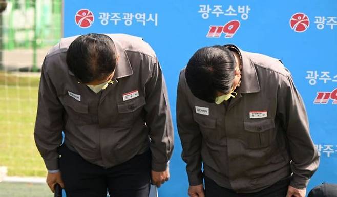 정일택 금호타이어 대표이사가 18일 오전 금호타이어 광주공장 화재 현장에서 열린 현장브핑에 참석, 사과문을 발표하며 고개를 숙이고 있다. ⓒ뉴시스