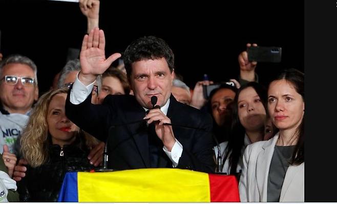 18일(현지시간) 실시된 루마니아 대통령 선거에 나선 니쿠쇼르 단 후보가 출구조사 결과가 나온 직후 자신이 시장으로 재임하고 있는 수도 부쿠레슈티에서 지지자들을 향해 손을 들어 인사하고 있다. ⓒ EPA/연합뉴스