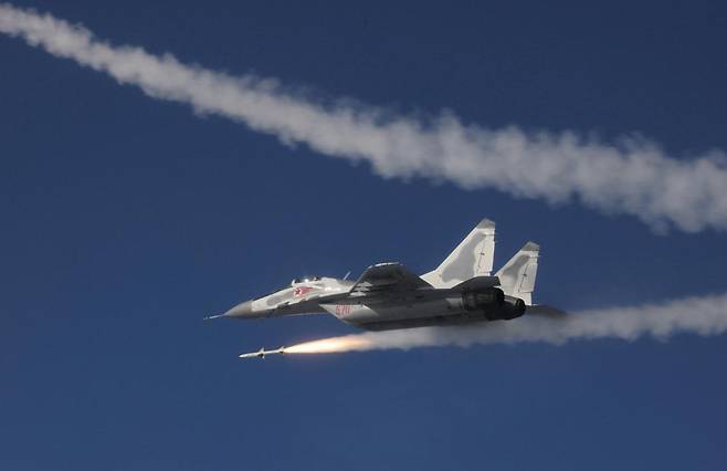 15일 북한 제1공군사단 비행연대 소속 비행연대가 실시한 공군 반항공(방공) 전투 및 공습 훈련 중 미그-29 전투기가 신형 중거리 공대공 미사일을 발사하고 있다.  
노동신문 뉴스1