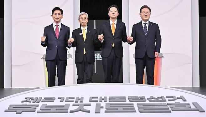 18일 서울 마포구 SBS프리즘타워에서 열린 중앙선거방송토론위원회 주관 제21대 대통령선거 후보자토론회에서 각 정당 대선 후보들이 선전을 다짐하고 있다. 왼쪽부터 국민의힘 김문수, 민주노동당 권영국, 개혁신당 이준석, 더불어민주당 이재명 대통령 후보. 2025.5.18. 국회사진기자단