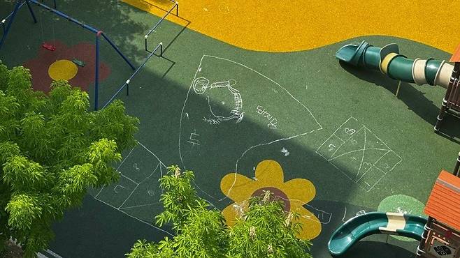 놀이터 바닥에 분필 낙서가 그려져있다. 사진=온라인 커뮤니티 캡쳐