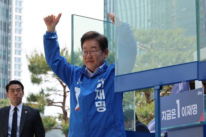 이재명 더불어민주당 대통령 후보가 19일 서울 용산역광장에서 열린 집중유세에서 방탄유리가 설치된 유세차 위에서 유권자들을 향해 지지를 호소하고 있다. 뉴스1