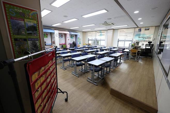 서울의 한 초등학교 교실이 텅 비어 있다. 뉴스1