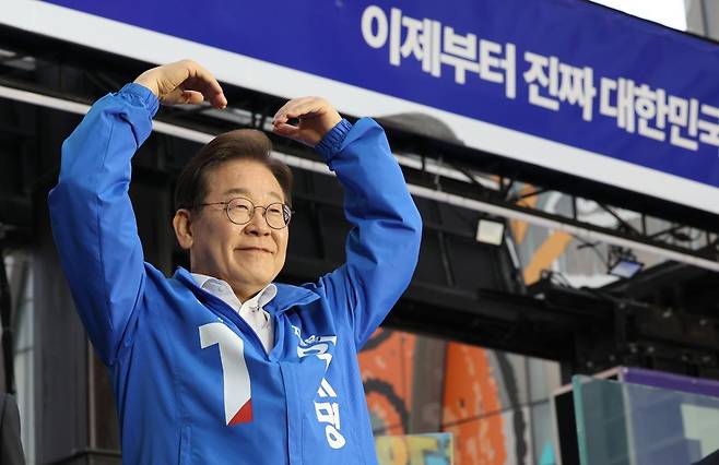 더불어민주당 이재명 대선후보가 19일 서울 마포구 어울마당로에서 방탄유리가 설치된 유세차량 위에 올라 연설을 마친뒤 손으로 하트를 만들어 보이고 있다. 사진공동취재단