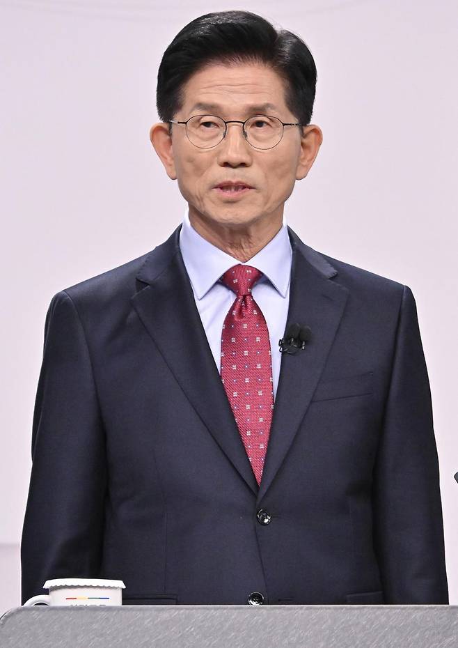 김문수 국민의힘 대선후보가 18일 서울 마포구 SBS프리즘타워에서 열린 중앙선거방송토론위원회 주관 제21대 대통령선거 후보자토론회에서 발언하고 있다.