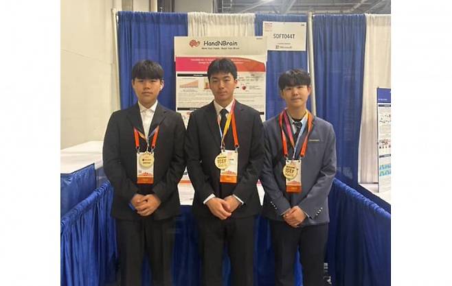 국제과학기술경진대회 시스템 소프트웨어 분야에서 김민준 세인트폴서울국제학교 9학년 학생, 박주영 미국 아널드 O. 벡먼 고등학교(Arnold O.Beckman High School) 9학년 학생, 정무건 오산고 1학년 학생은 치매 예방에 중요한 엄지와 검지를 사용하는 소근육 활동과 인지 활동을 연결한 '손 제스처 인식을 활용한 치매 예방 프로그램(어플)'을 개발해 본상 3등상을 수상했다. 과기정통부 제공