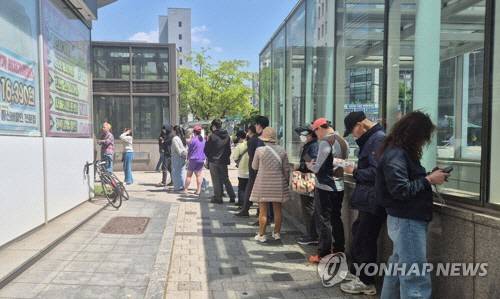 지난 4월 28일 서울의 한 SK텔레콤 대리점 앞에 유심을 교체하기 위해 찾아온 사람들이 길게 줄을 서서 대기하고 있다. [연합뉴스]