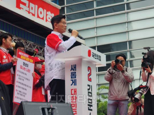 김문수 국민의힘 대선 후보가 19일 서울 중구 청계광장에서 '청년이 바라는 대한민국' 정책 공약 발표를 하고 있다. 윤선영 기자