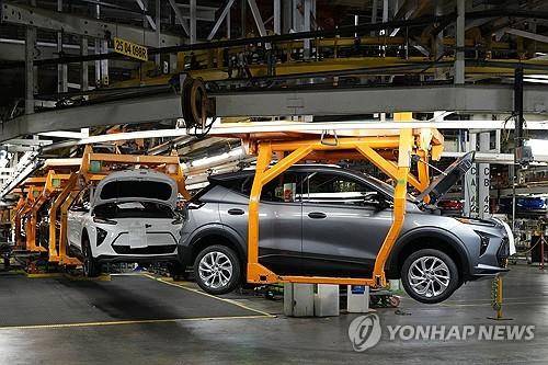 미시간주의 GM 쉐보레 볼트 전기차 생산라인  [AP 연합뉴스 자료사진]