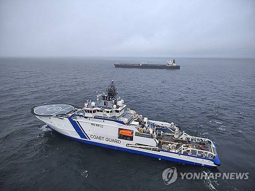 러시아 그림자 선단 소속 의심 선박을 감시하는 핀란드 국경경비대 선박. EPA 연합뉴스