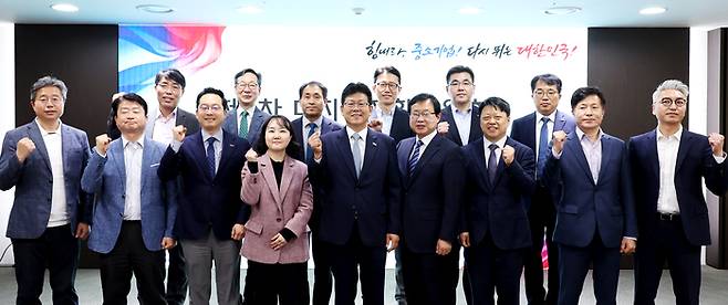 한병준 디지털전환위원장(앞줄 왼쪽 다섯 번째)이 19일 서울 여의도 중기중앙회에서 열린 '디지털전환위원회' 출범식에서 관계자들과 기념 촬영했다.(사진=중소기업중앙회)