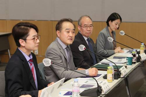 정철 한경협 CRO 겸 한경연 원장이 19일 FKI타워 컨퍼런스센터에서 열린 '디지털자산 전문가 패널 간담회'에서 인사말을 하고 있다. 왼쪽부터 이승석 한경협 책임연구위원, 정철 한경협 CRO 겸 한경연 원장, 강태수 카이스트 초빙교수, 김효봉 법무법인 태평양 변호사. (사진=한국경제인협회)