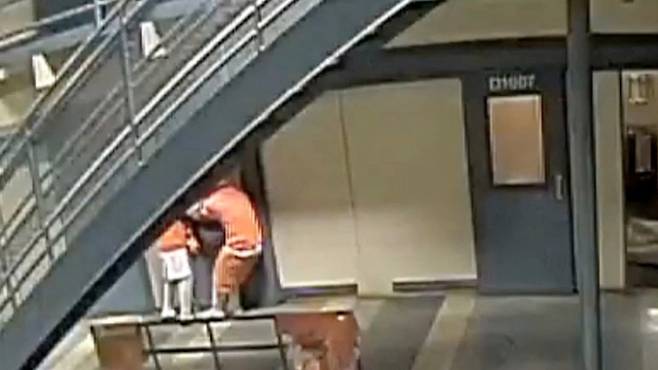 지난 16일 새벽 미국 루이지애나주 뉴올리언스에 있는 시립 교도소 올리언스 교구 교도소에서 발생한 집단 탈옥 사건 당시 폐쇄회로(CC)TV 영상 캡처. 사진=로이터 연합뉴스/올리언스 교구 보안관 사무실