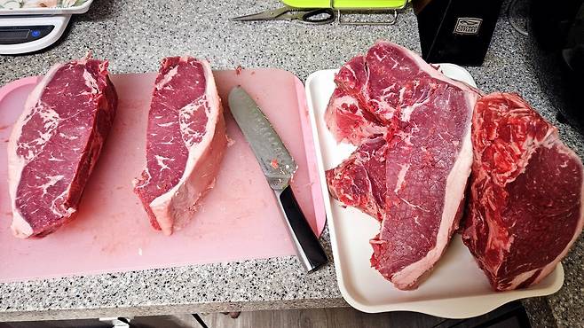 20250517_173208.jpg 저녁 코스트코 통 채끝등심 손질해서 냠냠