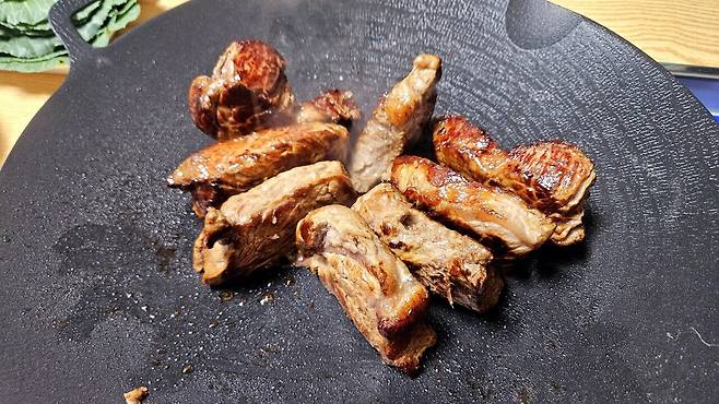 20250518_212536.jpg 저녁 코스트코 통 채끝등심 손질해서 냠냠