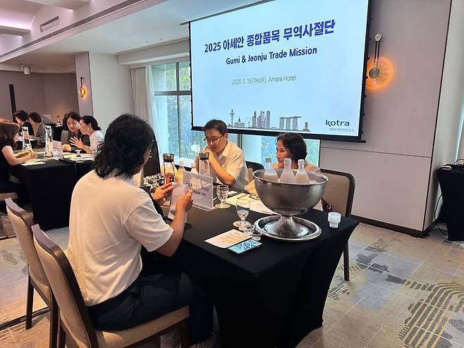 구미시가 지난 14일부터 16일까지 3일간 '2025 구미시 농식품 무역사절단'을 싱가포르에 파견, 현지 바이어와 미팅을 하고 있다. 구미시 제공