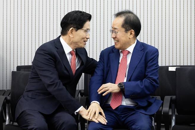 제21대 대통령후보자 국민의힘 3차 경선 진출자를 발표하는 29일 오후 서울 여의도 국민의힘 중앙당사에서 김문수, 홍준표 후보가 대화하고 있다. 2025.4.29/뉴스1