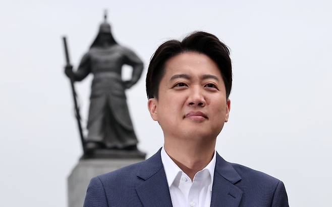 이준석 개혁신당 대통령 후보가 19일 오전 서울 종로구 광화문광장 이순신 동상 앞에서 기자회견을 마친 후 이동하고 있다. 뉴스1