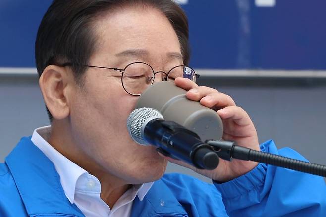 이재명 더불어민주당 대선 후보가 지난 14일 부산 부산진구 서면 젊음의 거리에서 열린 유세에서 연설을 마친 뒤 물을 마시고 있다. 뉴시스