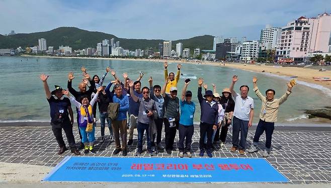 부산관광공사가 최근 레일코리아와의 부산 철도관광 활성화 협약을 기념해 레일코리아 운영진 등을 부산으로 초청, ‘부산 팸투어’를 진행했다. 사진은 팸투어 참여인원들이 지난 18일 해운대구 송정해수욕장에서 기념촬영하고 있는 모습. 부산관광공사 제공